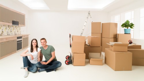 A low-waste moving process with reusable packing materials and sorted items